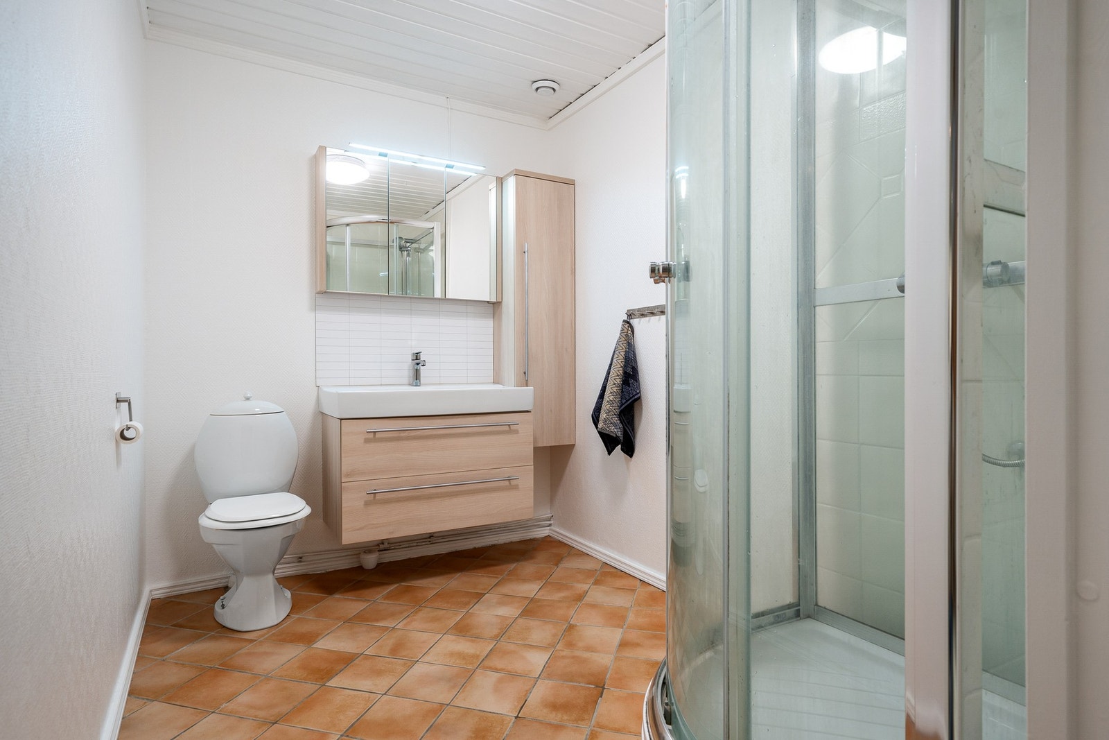 Delvis flislagt bad med varme i gulv Galleribilde