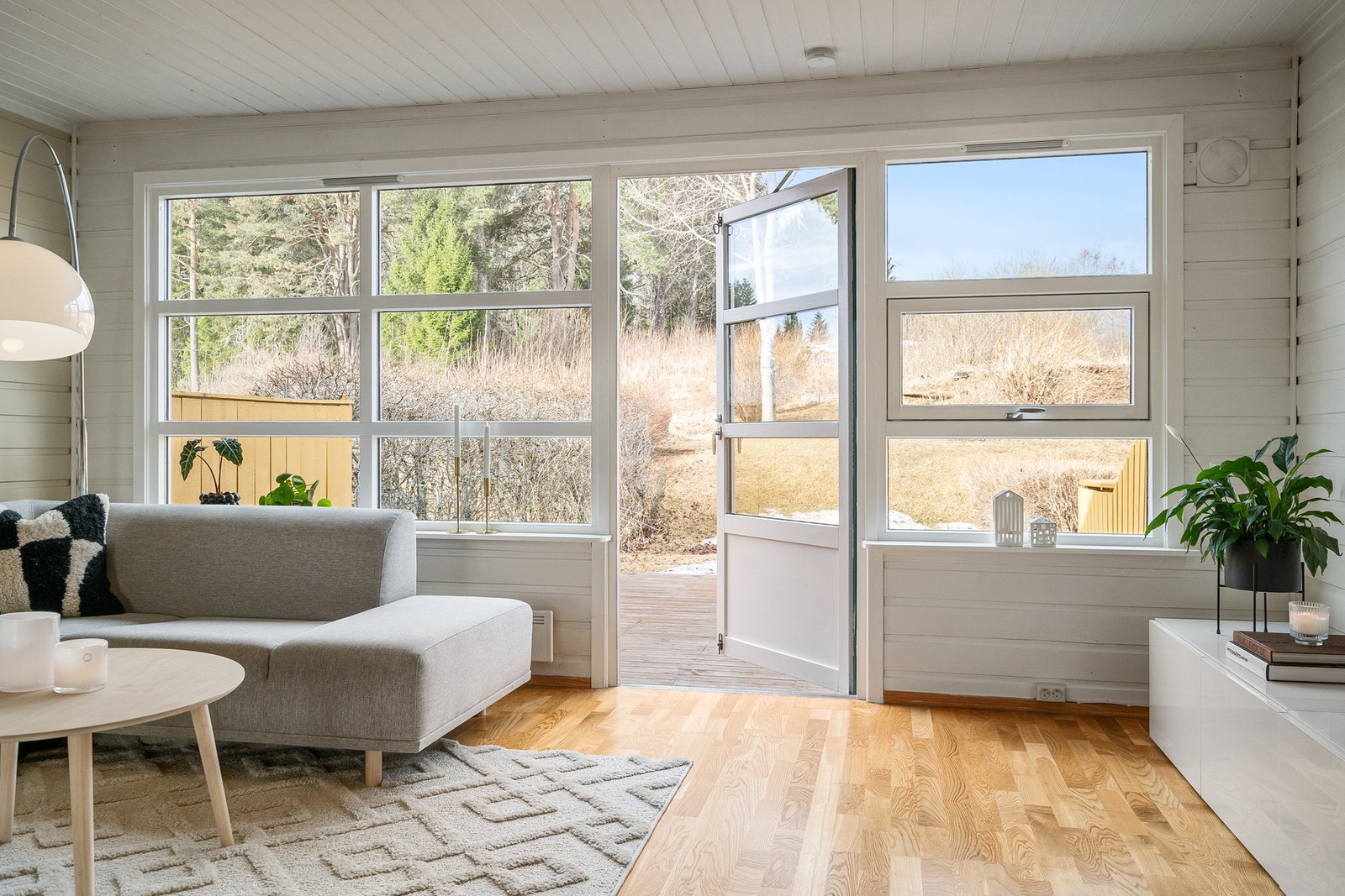 De store vindusflatene sikrer med rikelig naturlig lysinnslipp Galleribilde