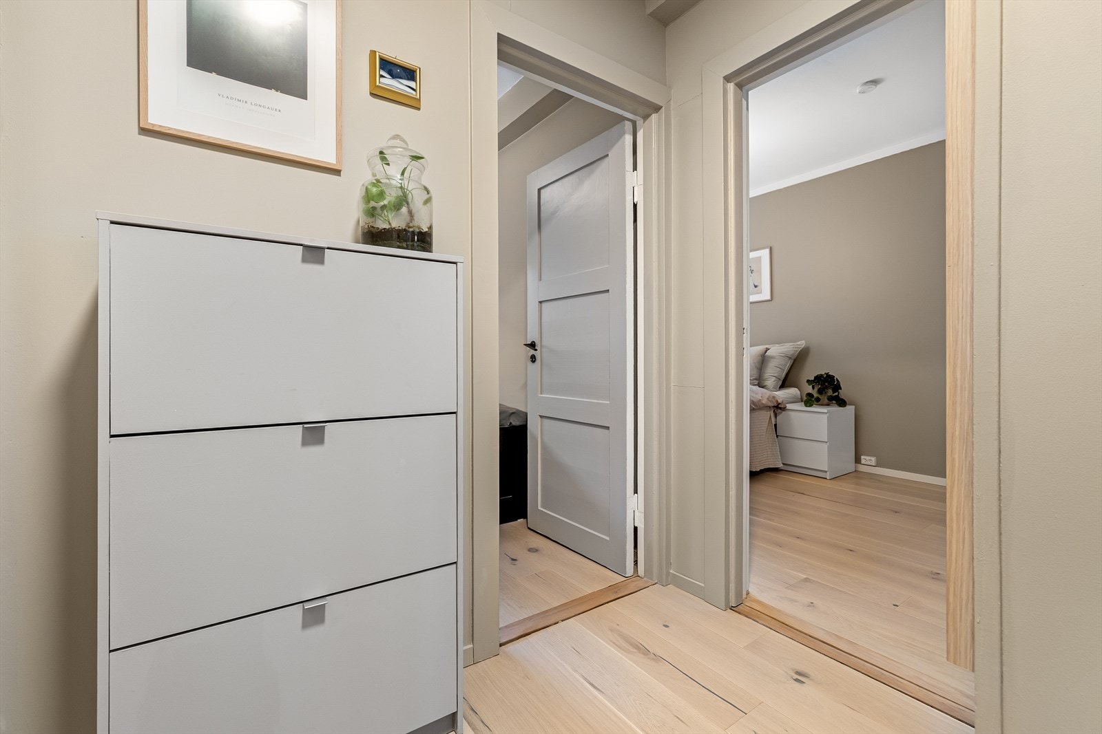 Entréen skaper et godt førsteinntrykk med pene overflater og god takhøyde Galleribilde