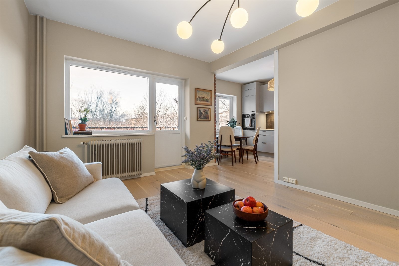 Takhøyde på ca. 2,6 meter og store vindusflater med dype vinduskarmer - gode lysforhold og fin romfølelse Galleribilde