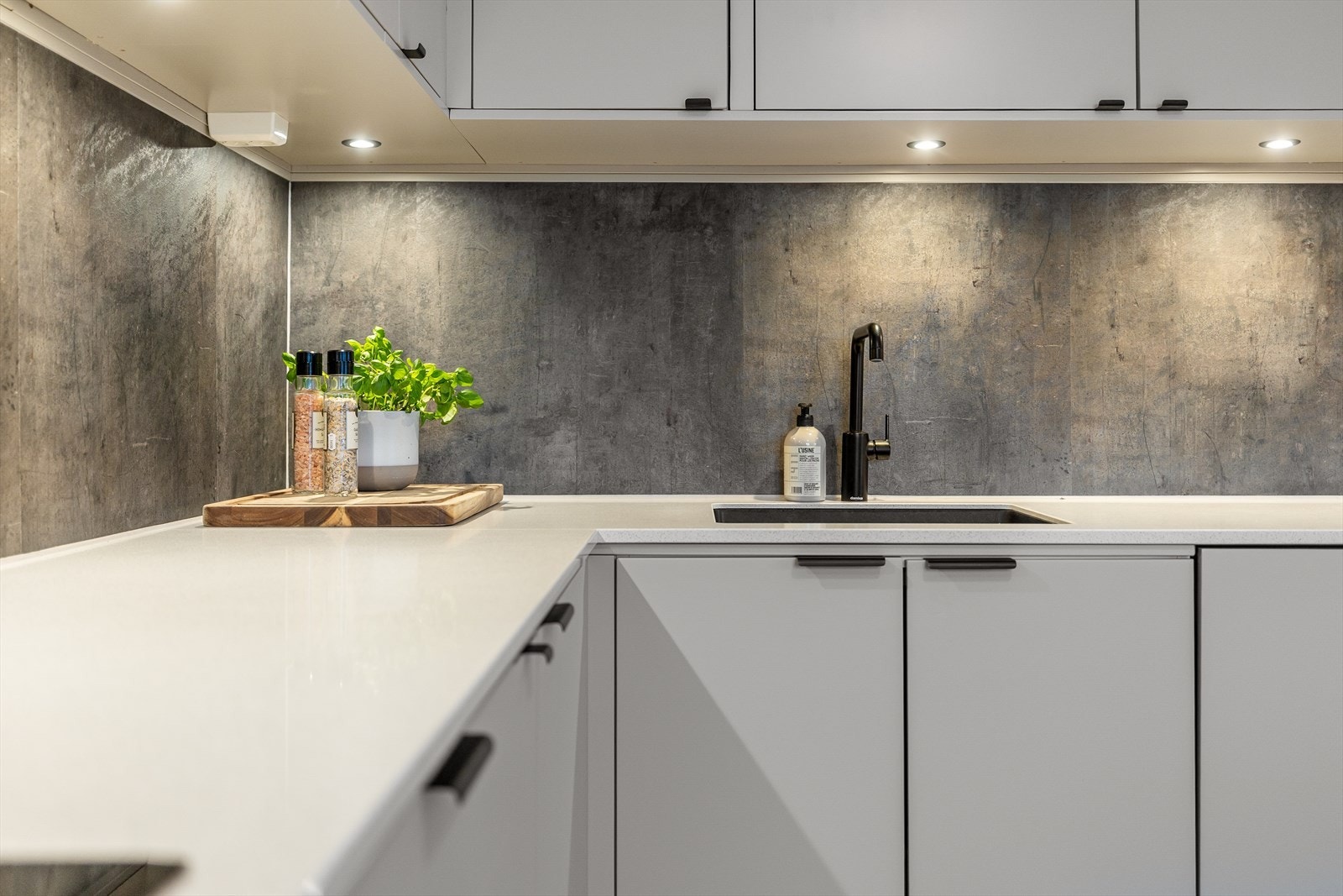 Kjøkkenet har store arbeidsflater og gode oppbevaringsmuligheter. Kombinert kjøl/- fryseskap, stekeovn og oppvaskmaskin er integrert Galleribilde