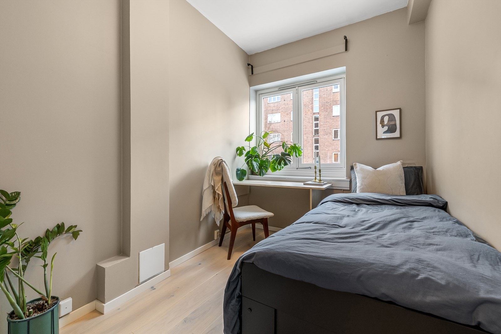 Begge soverommene har nytt parkettgulv fra 2023, samt helsparklede og malte veggflater. God takhøyde, masse lys og fin romfølelse Galleribilde