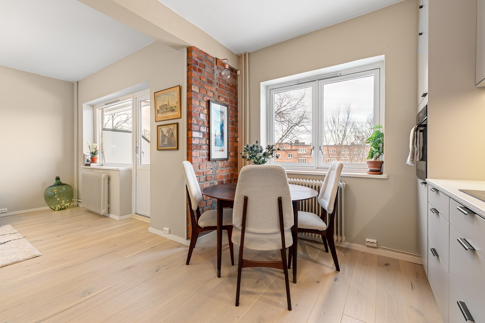 Kjøkkenet er romslig med plass til spisebord, og har i likhet med resten av leiligheten pene overflater Galleribilde