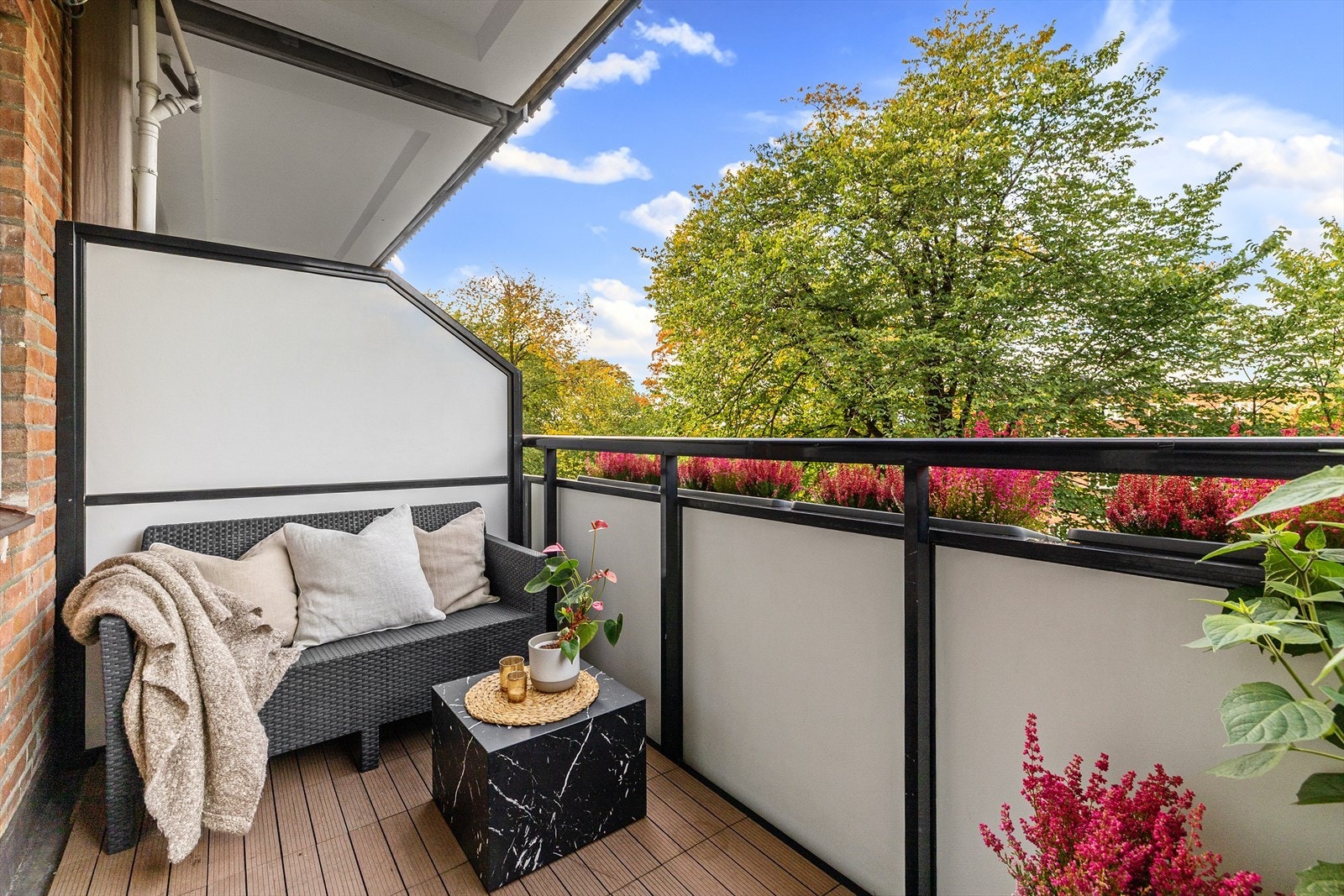 Fra stuen er det utgang til en lun og skjermet balkong med fin ettermiddag/kveldssol Galleribilde