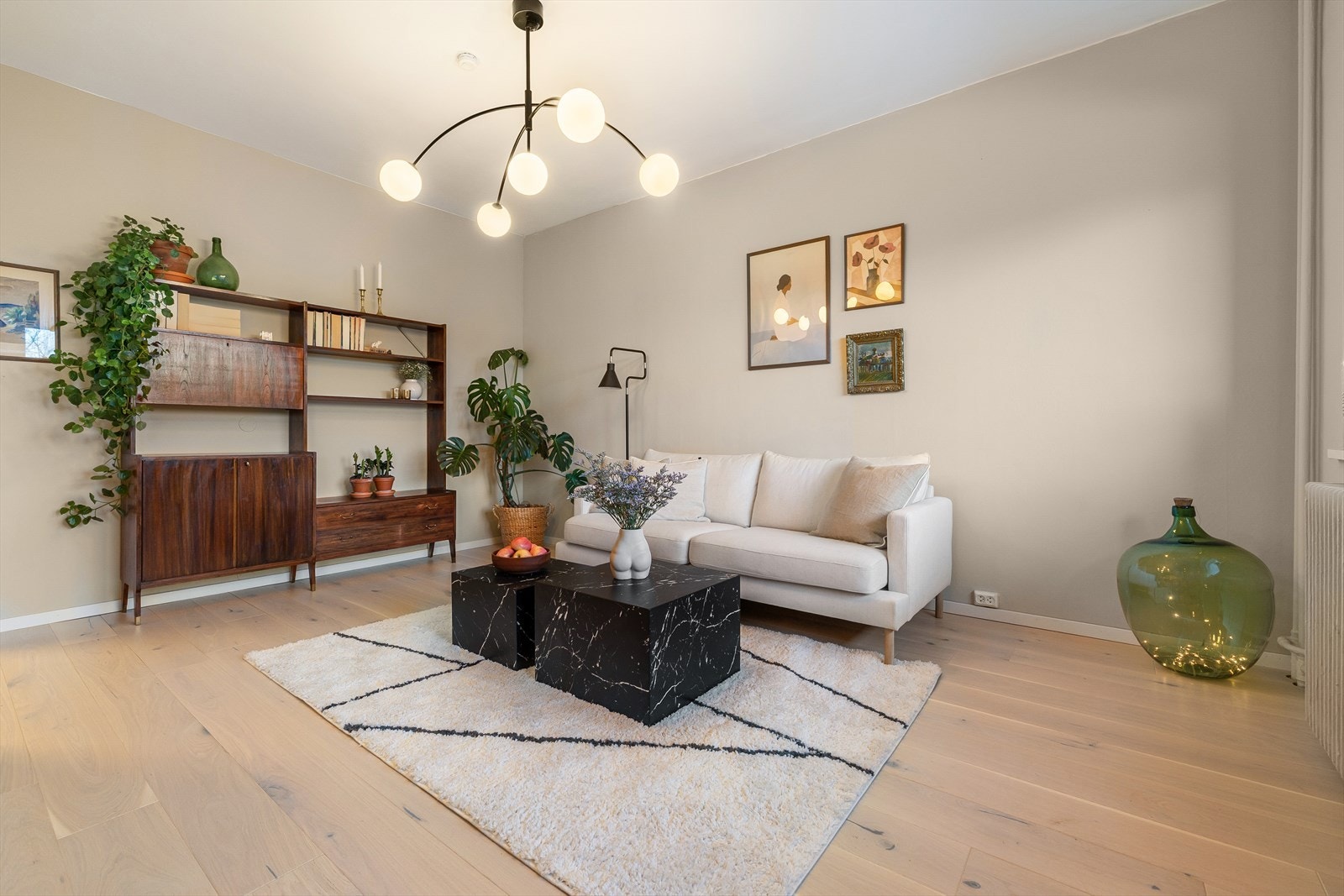 Stuen har gode møbleringsmuligheter for sofagruppe, samt medie- og oppbevaringsmøblement Galleribilde