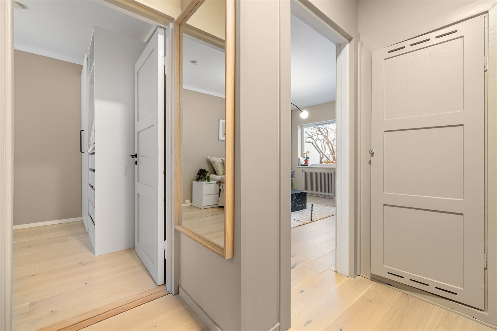 Fra entreen er det adkomst til et lite kott med oppbevaringsmuligheter Galleribilde