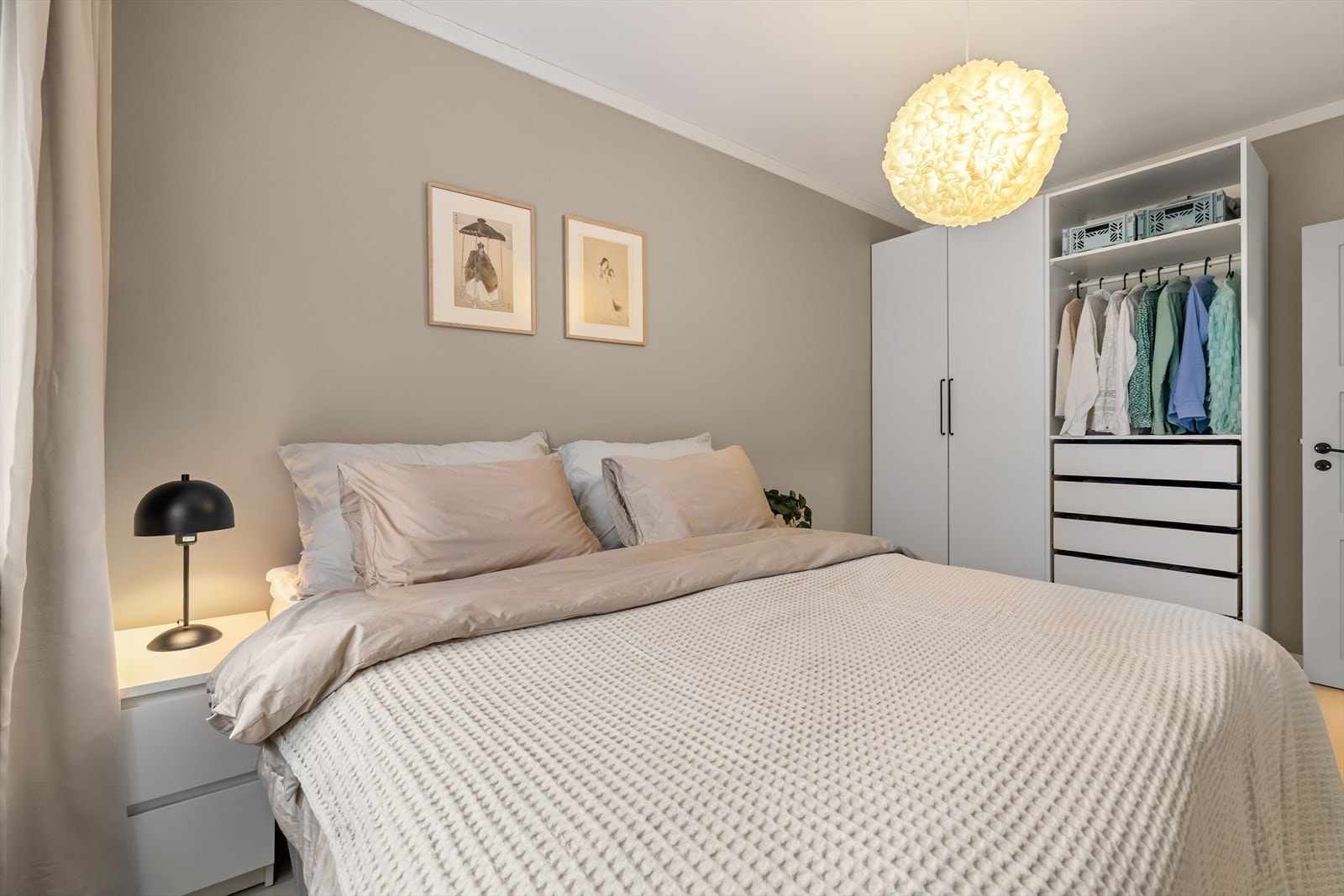 God plass til dobbeltseng med nattbord på hver side Galleribilde