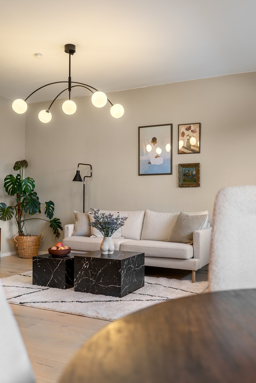 Kjøkkenet ligger i egen avdeling, i fin forlengelse av stuen Galleribilde