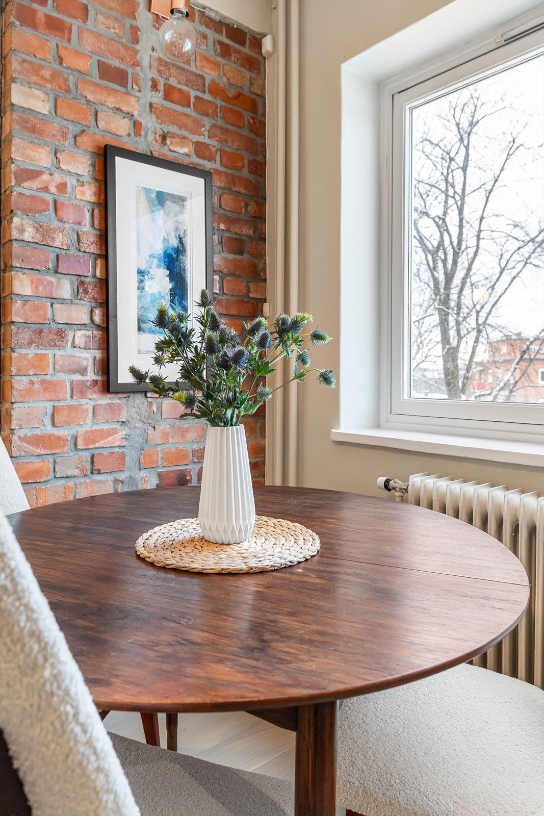 God takhøyde og eksponert teglsteinsvegg gir leiligheten "det lille ekstra" Galleribilde