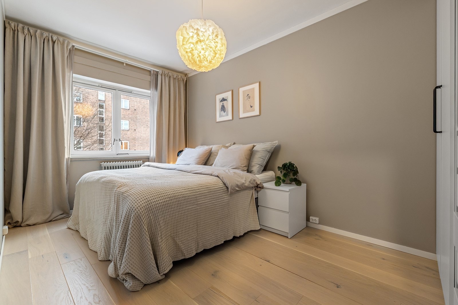 Stort og lyst hovedsoverom med gode møbleringsmuligheter Galleribilde