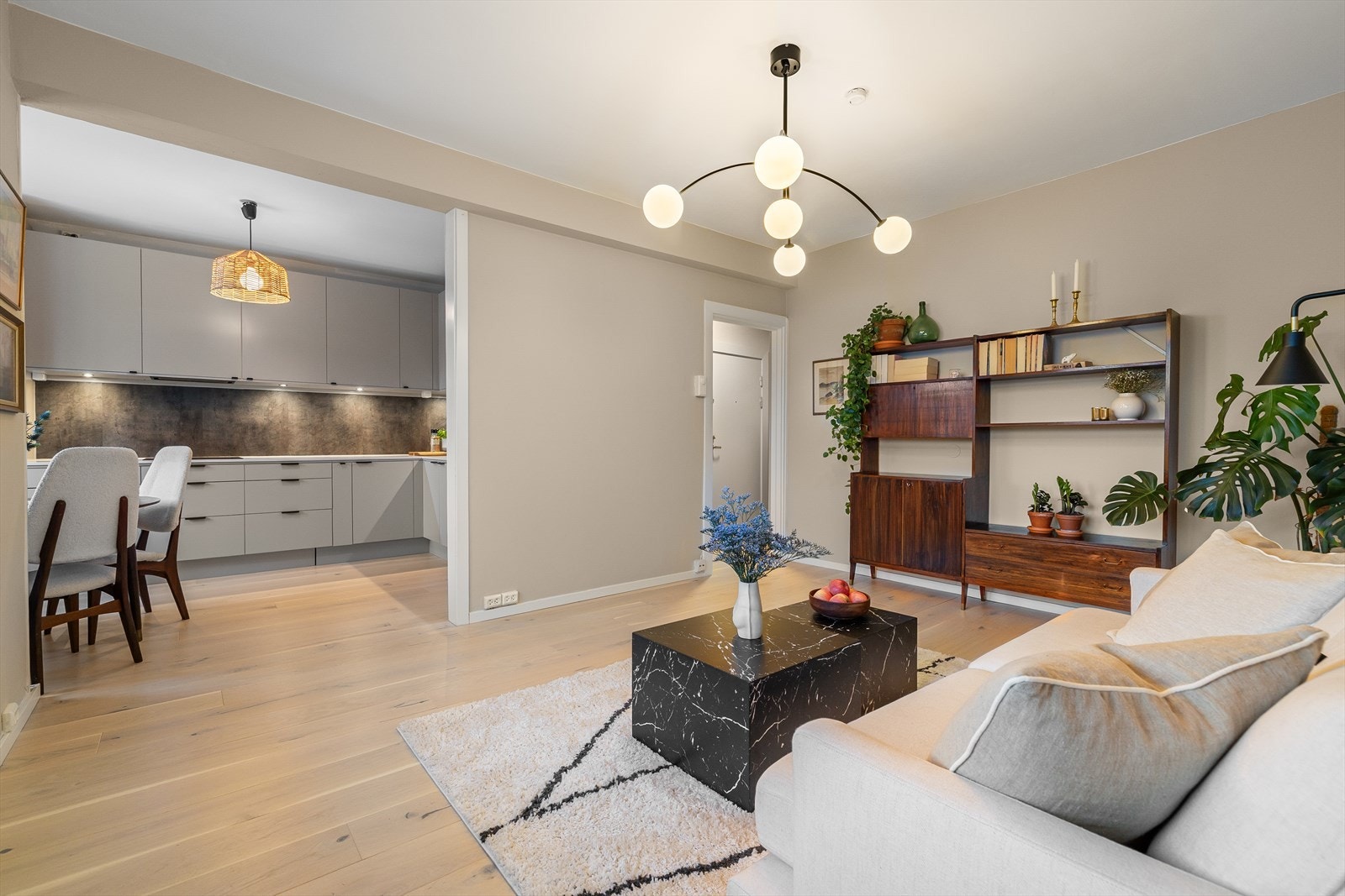 Parkettgulv fra 2023 og veggflater malt i en dus og tidløs fargetone, noe som er gjennomgående i hele leiligheten Galleribilde