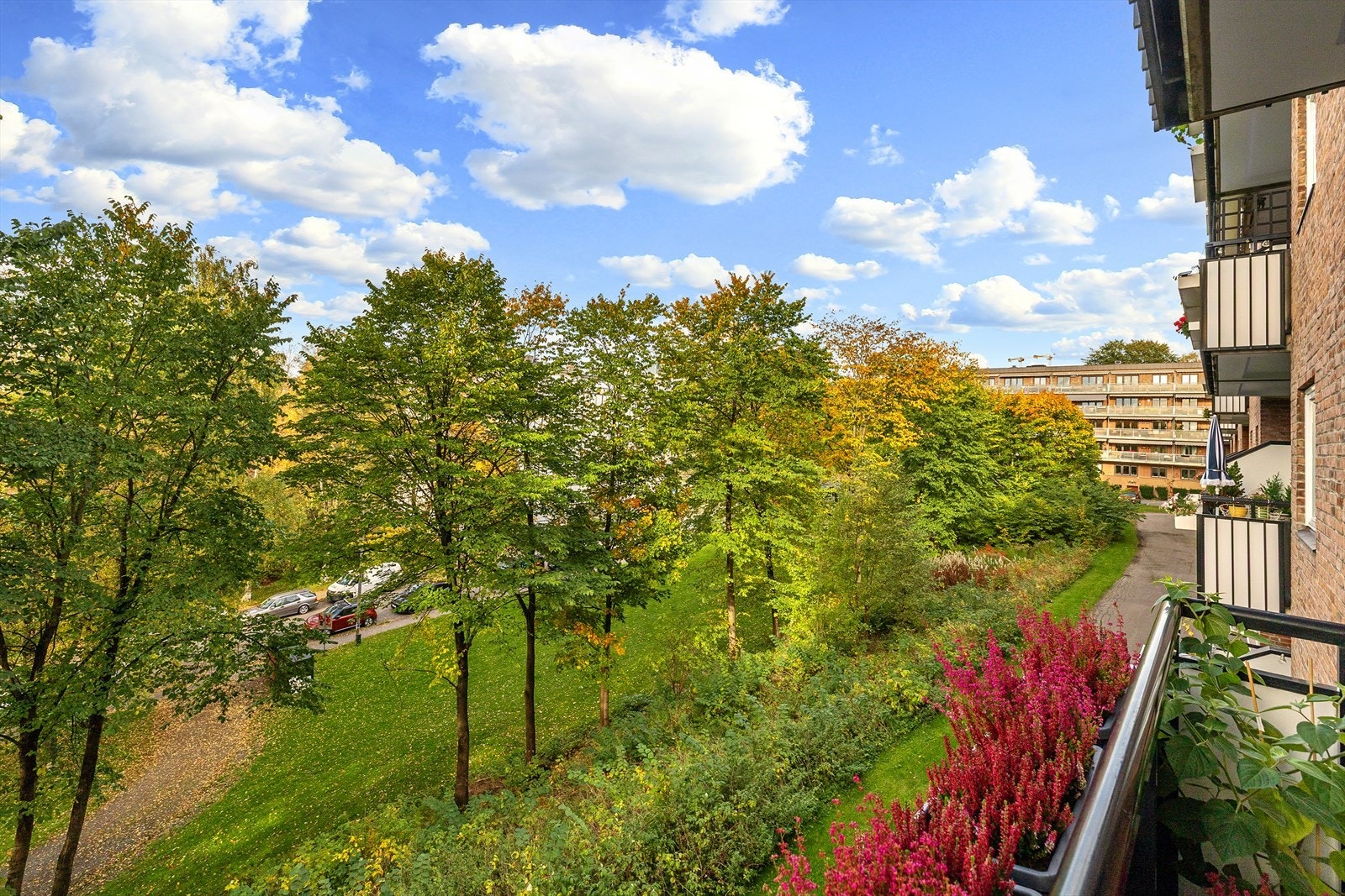 Borettslaget ligger i en usedvanlig stille og lite trafikkert gate, med kort vei til gode kollektivknutepunkter som gjør hverdagen enkel og fleksibel Galleribilde