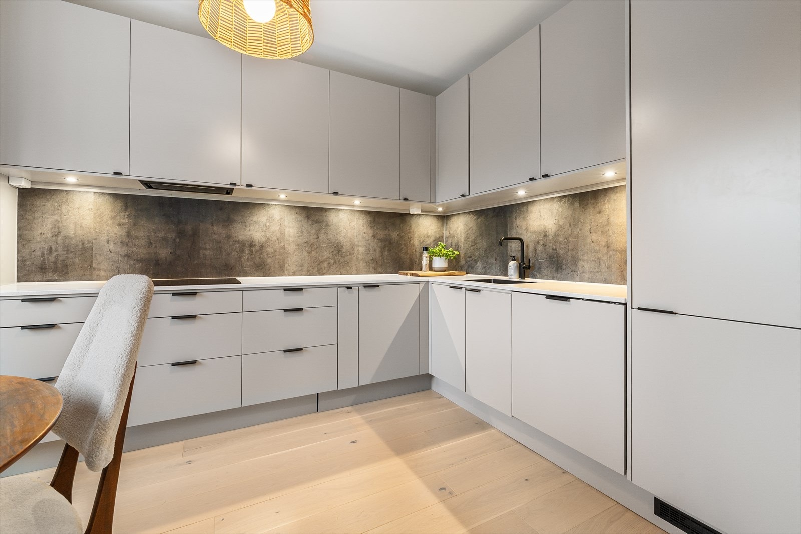 Moderne og tidsriktig kjøkkeninnredning fra Epoq (2024) med glatte fronter og kvarts benkeplate med underlimt oppvaskkum og platetopp Galleribilde