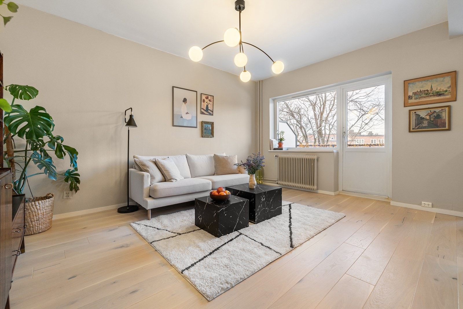 Lys og usjenert stue med lite innsyn, idyllisk utsyn og utgang til balkong Galleribilde