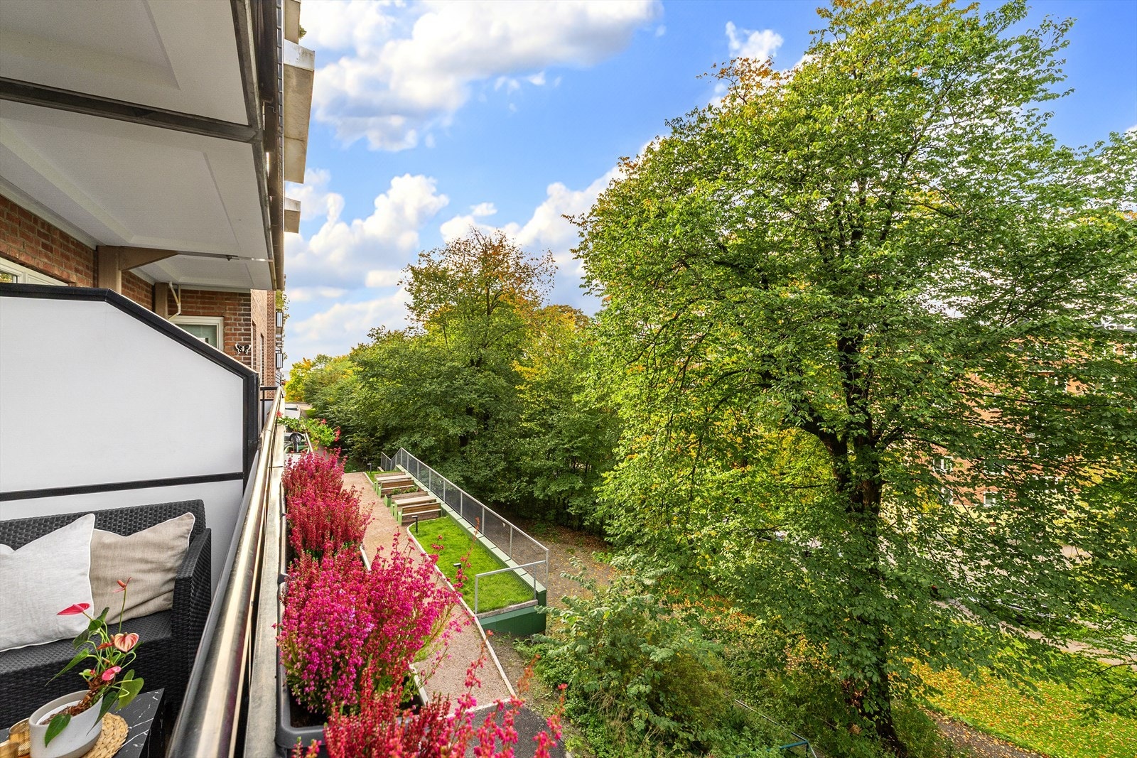 Fra balkongen har man fint utsyn over borettslagets grønne og frodige fellesområder Galleribilde