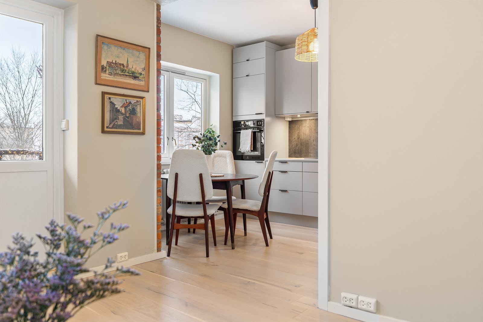 Leiligheten har en god planløsning som er enkel å møblere. Varmtvann og fyring/fjernvarme er inkludert i felleskostnadene Galleribilde