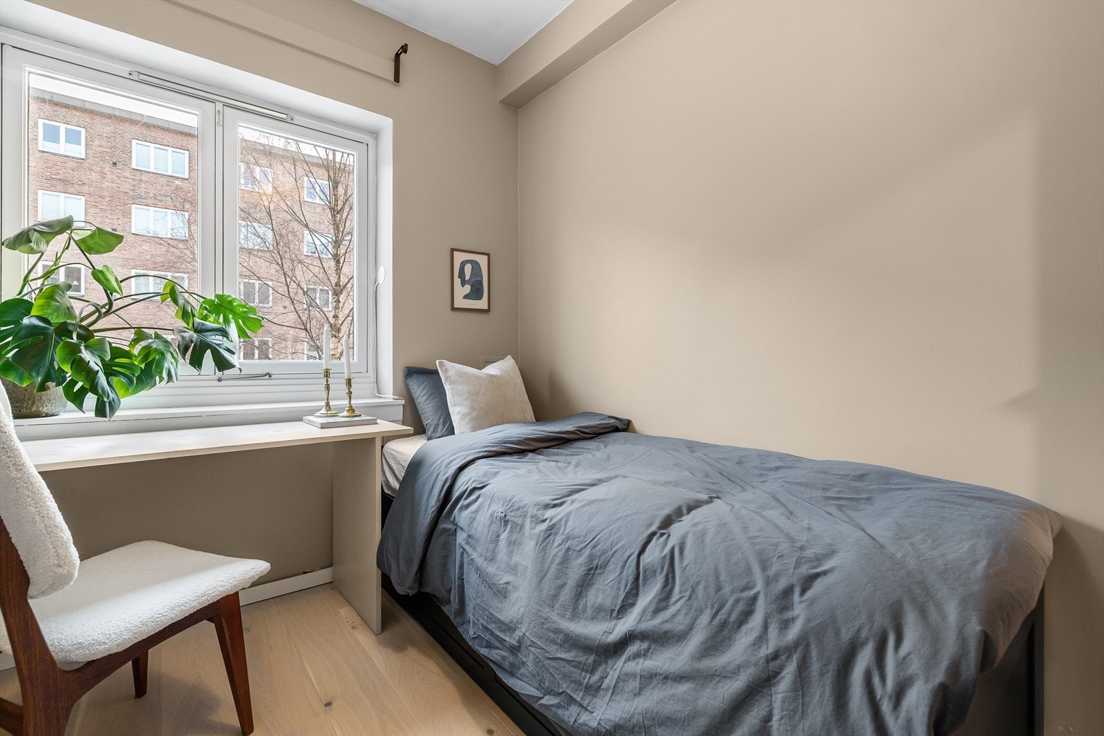 Leilighetens 2. soverom er noe mindre og egner seg utmerket som for eksempel kontor, gjesteværelse eller barnerom Galleribilde