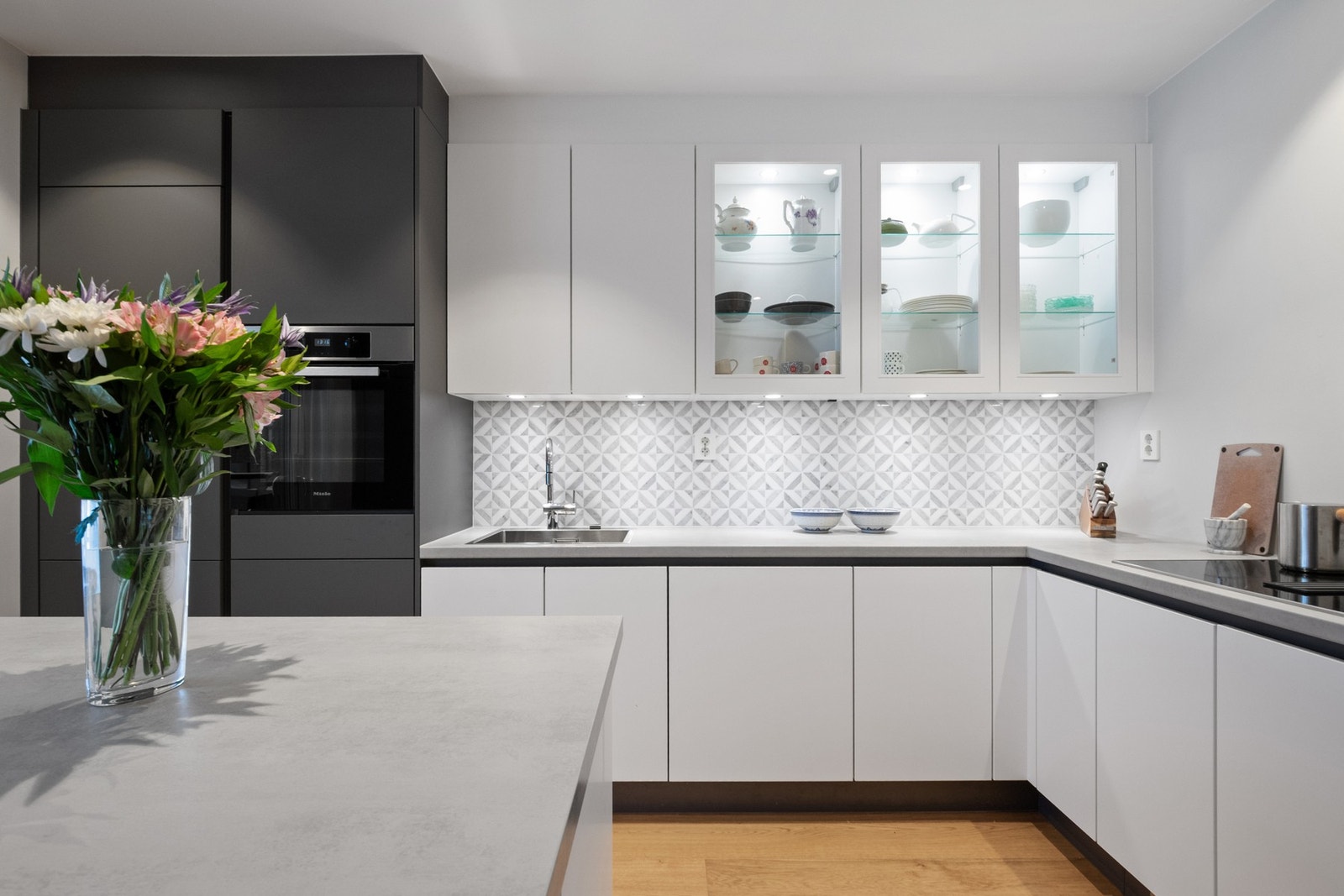 Kjøkkenøya er et fint samlingspunkt, med barløsning for måltider, gode samtaler og lekselesning mens middagen tilberedes. Galleribilde