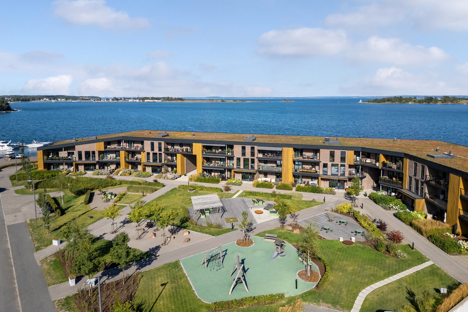 Det er etablert flotte rekreasjonsområde med blant annet tennisbane, utendørs treningsapparater, lekeapparater og en gangvei som forbinder øst- og vest. Galleribilde