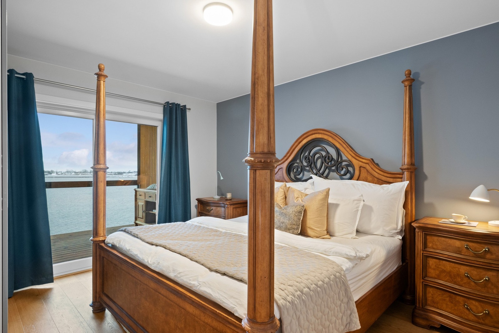 Hovedsoverommet har eget bad, og her våkner man til en eventyrlig sjøutsikt. Galleribilde