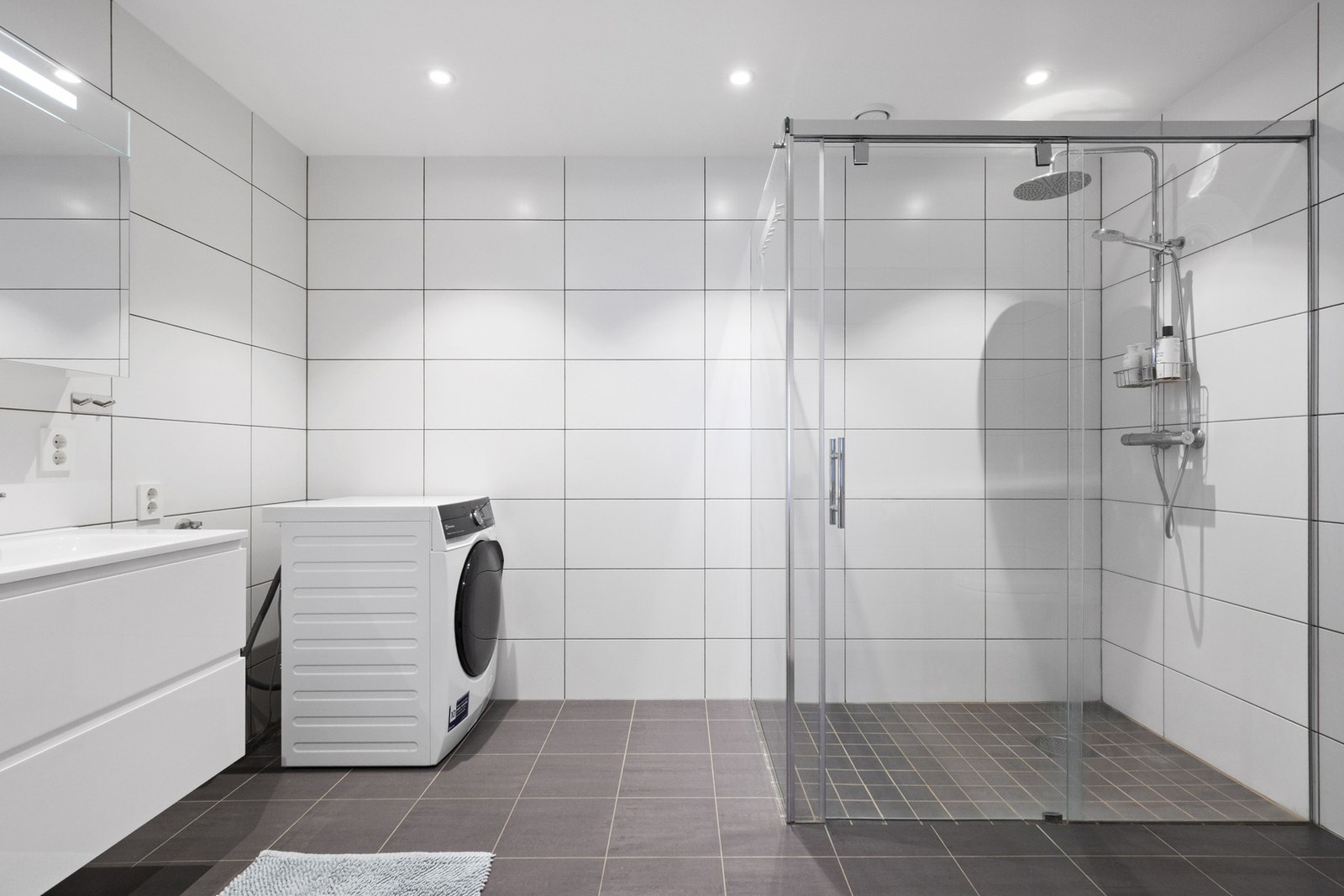 Opplegg for vaskemaskin er etablert på det største badet. Galleribilde