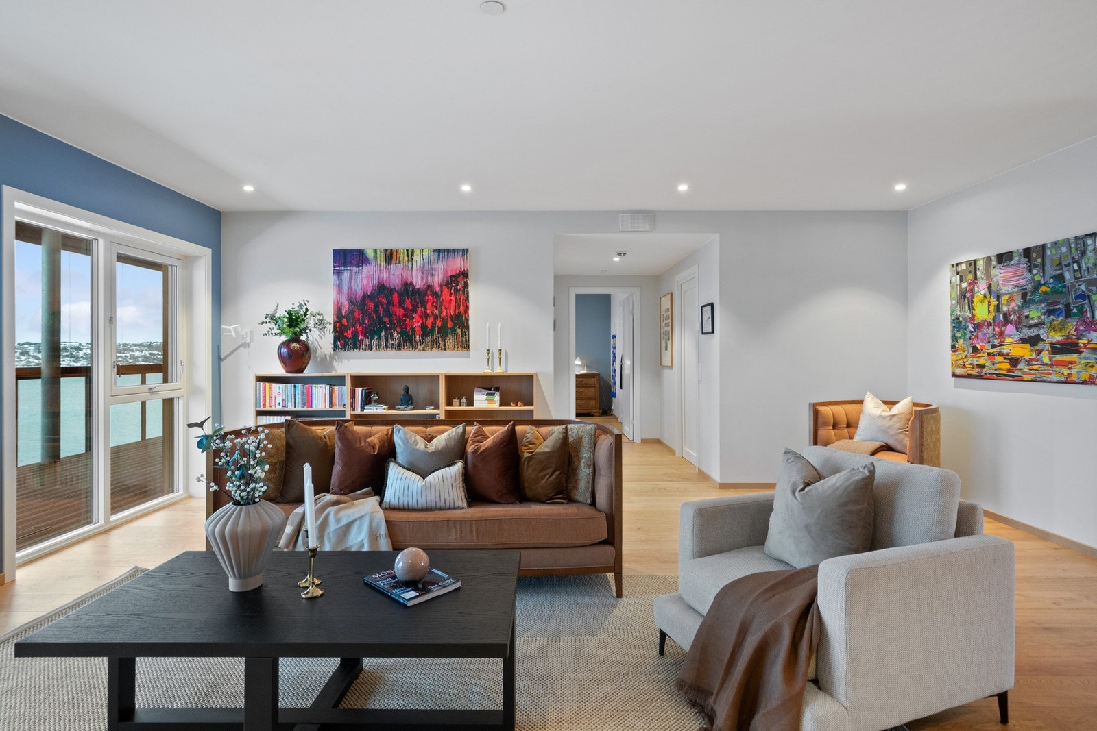 Stuen er lagt i moderne farger, og slipper inn rikelig med naturlig lys Galleribilde