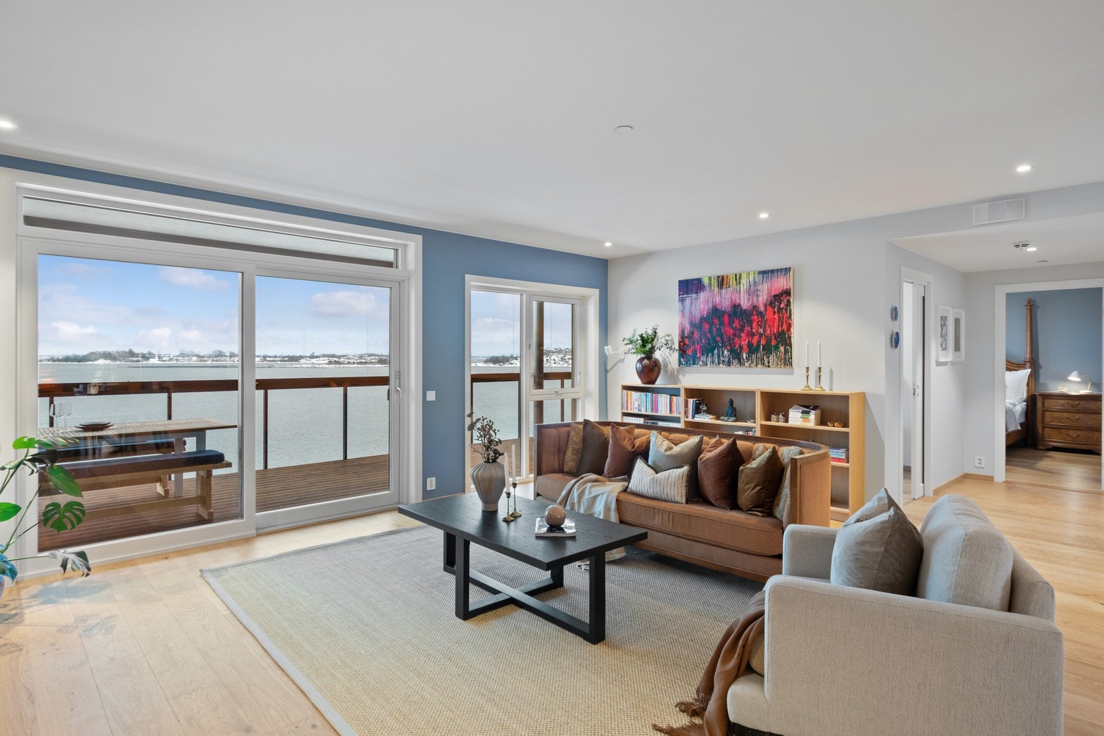 I stuen kommer utsikten virkelig til sin rett, via store vindusflater helt ned til gulvet. Galleribilde