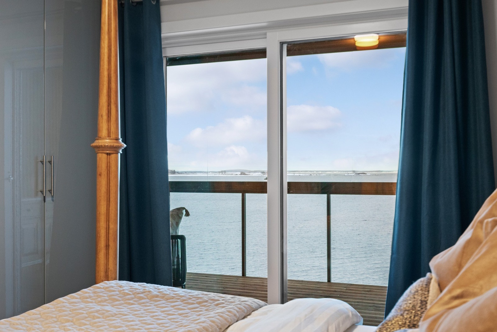 Rommet får godt med naturlig lys fra en stor skyvedør - ut til den store balkongen. Galleribilde