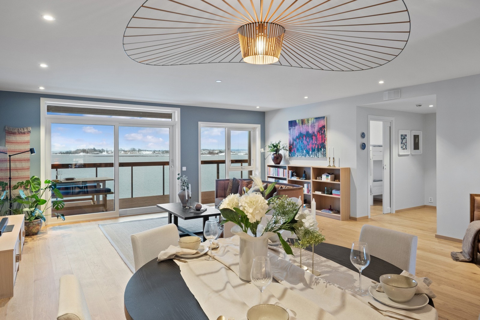 Leiligheten har åpen løsning, og fletter sammen stue og spisestue med direkte utgang til balkong Galleribilde