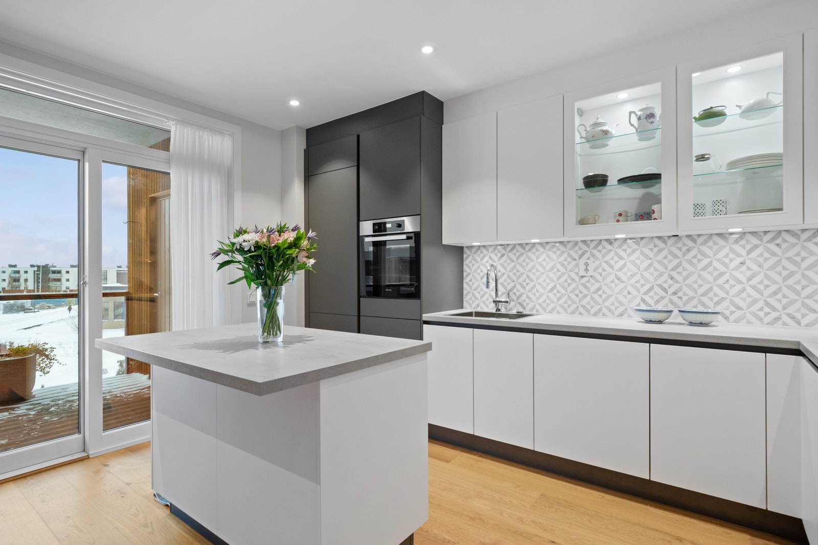 Ovnene er praktisk plassert i hvert sitt høyskap. Galleribilde