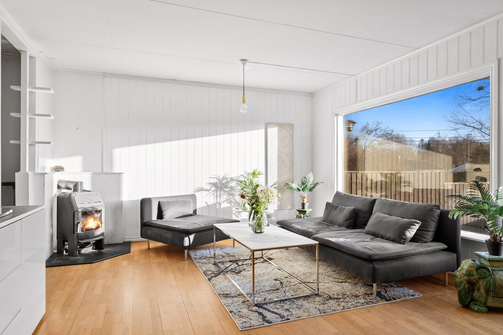 Store vindusflater som slipper inn mye naturlig lys Galleribilde