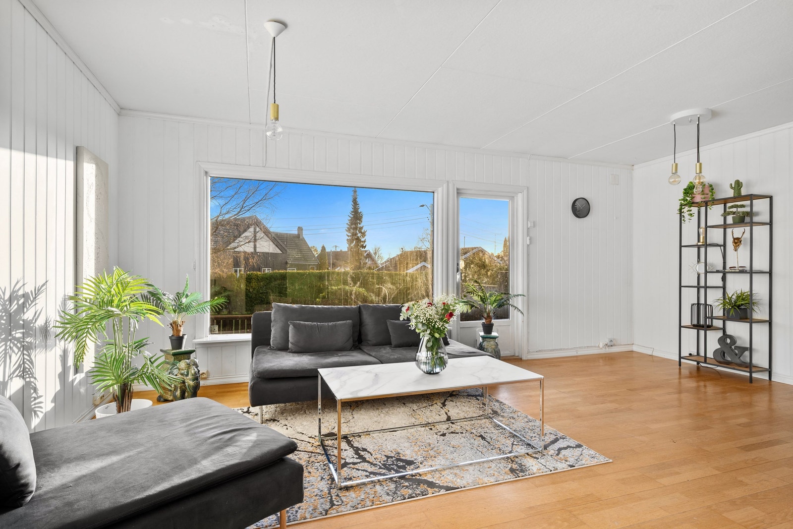 Stue med utgang til terrasse og hage Galleribilde