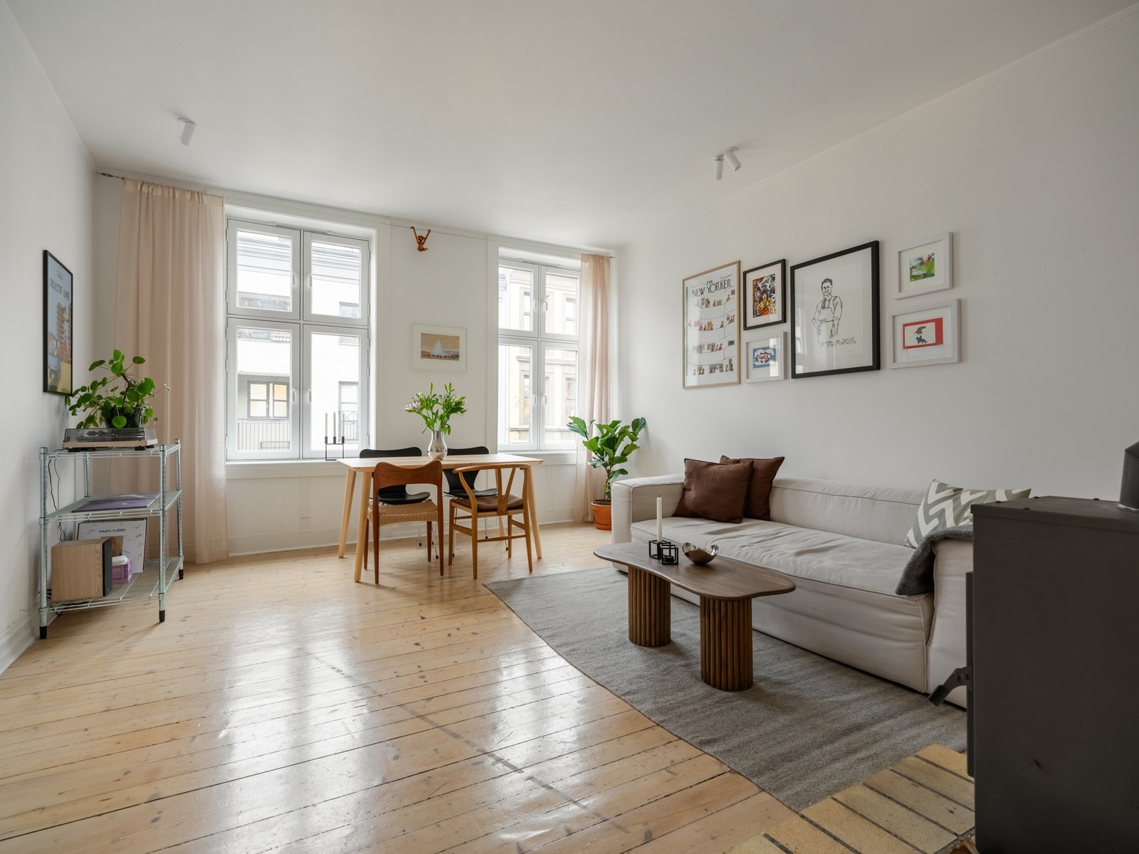 Den store stuen er det naturlige oppholdsrommet, så vi fortsetter her. Galleribilde