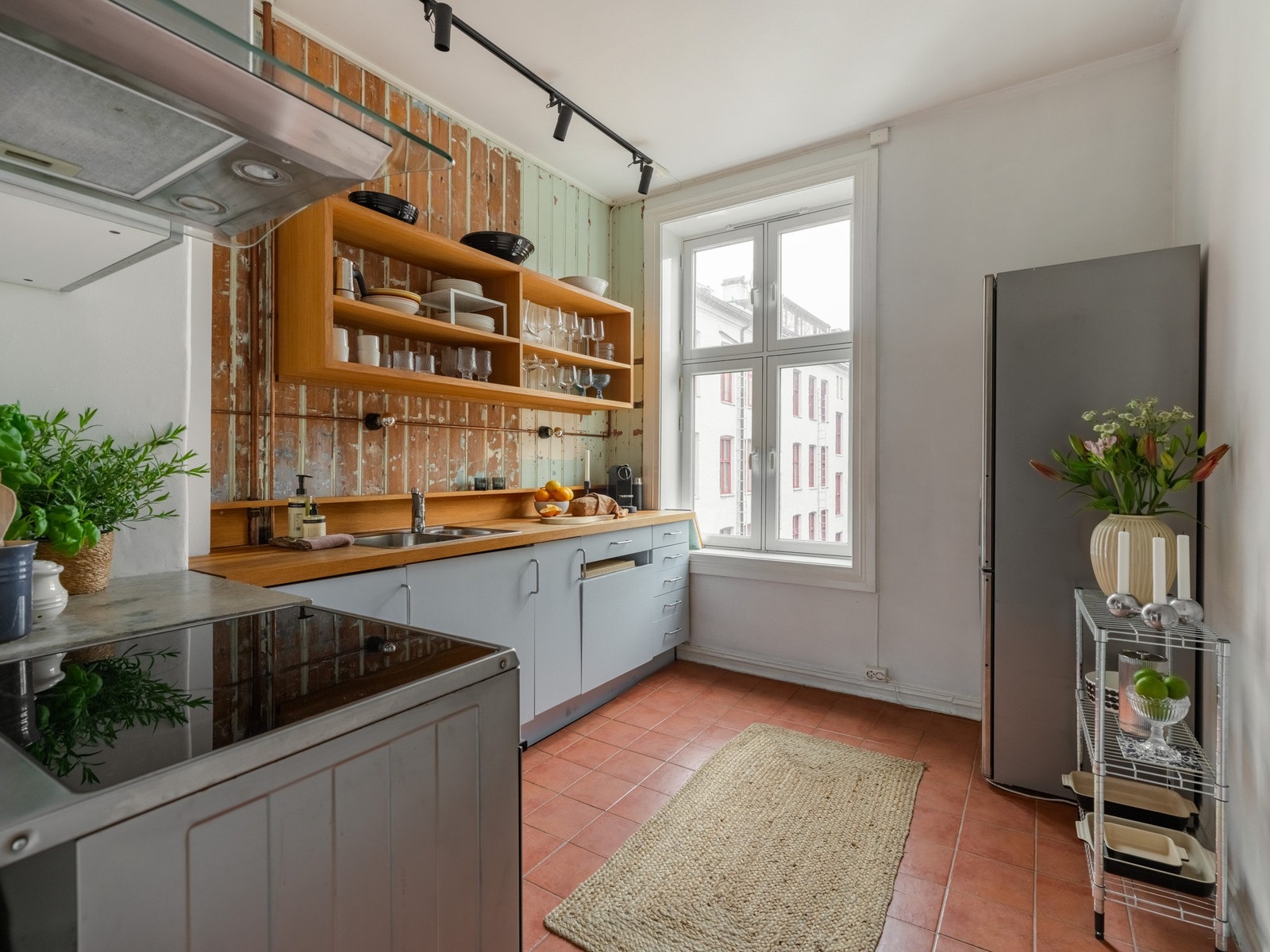 På motsatt side av leiligheten finner vi det klassiske kjøkkenet. Galleribilde