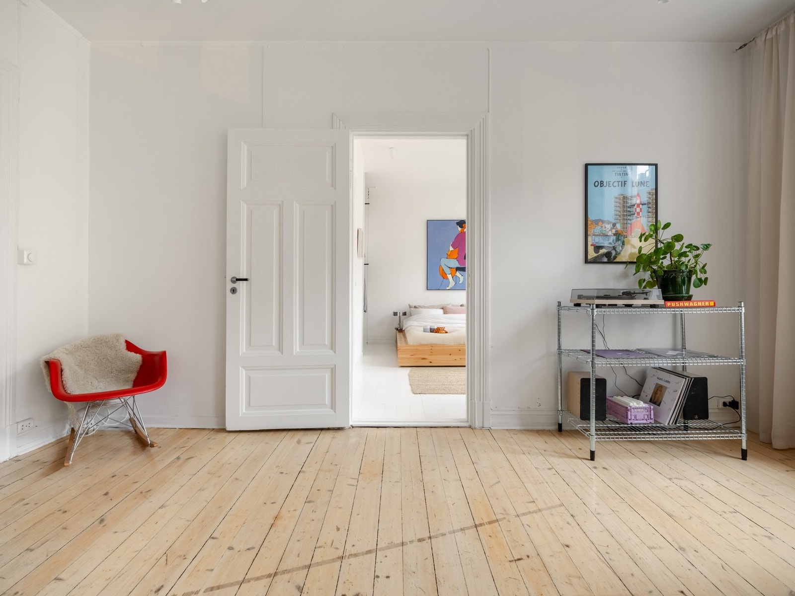 Fra stuen finner vi inngangen til det store soverommet. Galleribilde