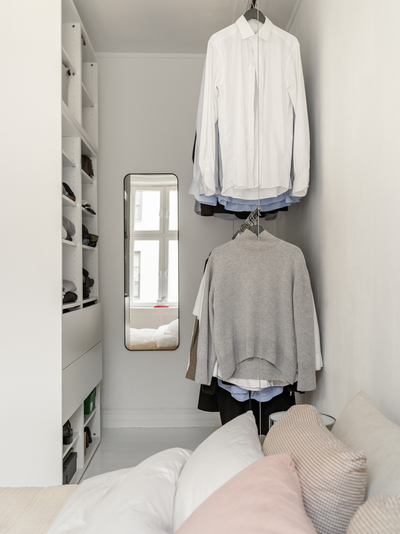 ... i det andre hjørnet er det en egen walk-in-garderobe i nisje. Rikelig med plass! Galleribilde