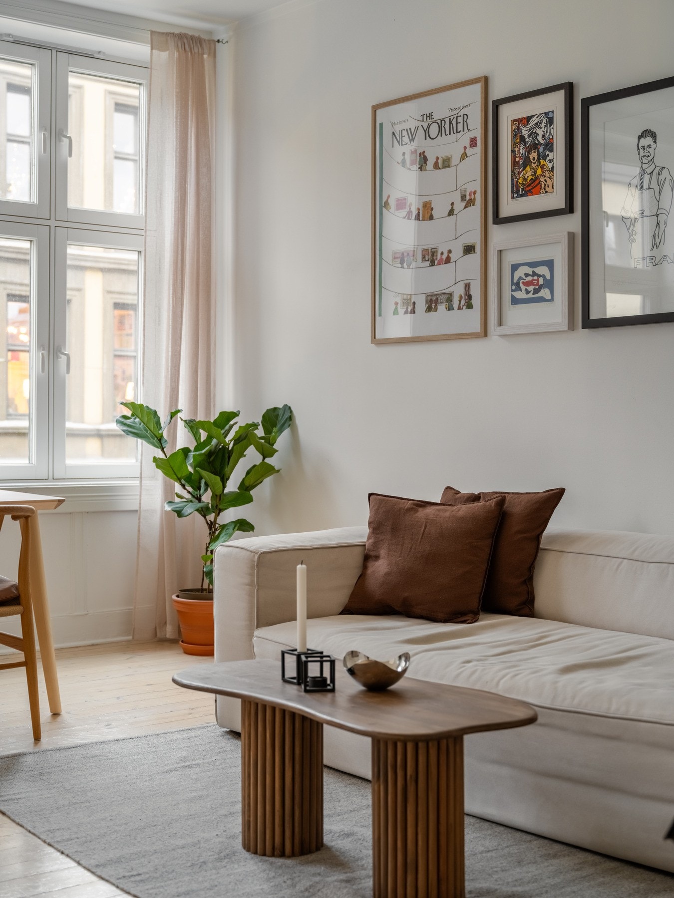 Takhøyden i stuen er målt til 2,78 meter. Takhøyden, i tillegg til de store vinduene i rommet, bidrar til mye lys og luft. Galleribilde