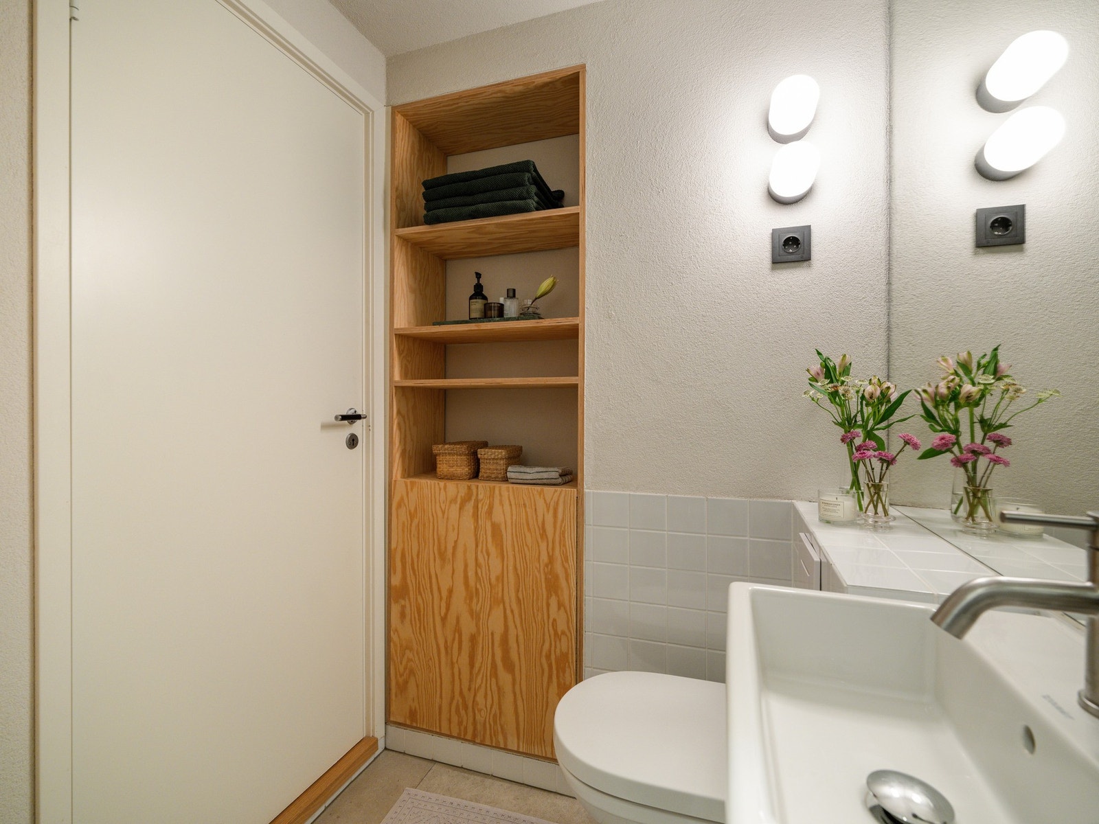 Det er også smarte oppbevaringsløsninger på badet. Galleribilde