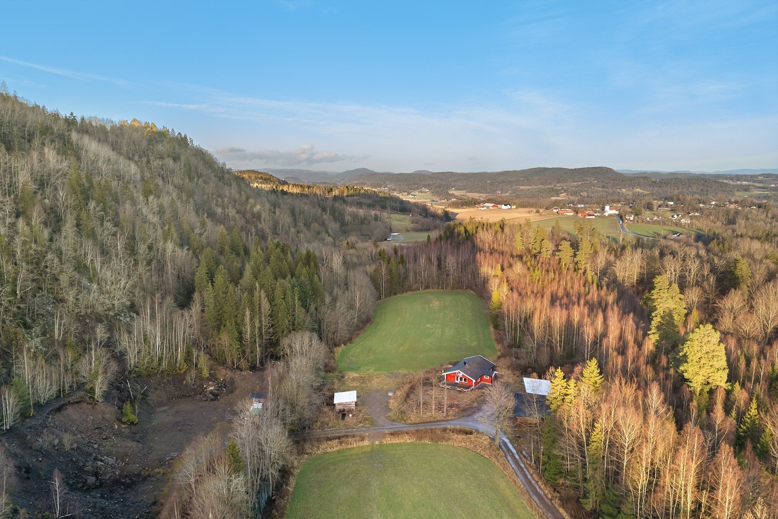 Eiertomt på 44 714 kvm. Tomten består av 7 900 kvm fulldyrket jord, 13 600 kvm produktiv skog, 20 800 kvm annet markslag og 2 400 kvm bebygd samfunn. Galleribilde