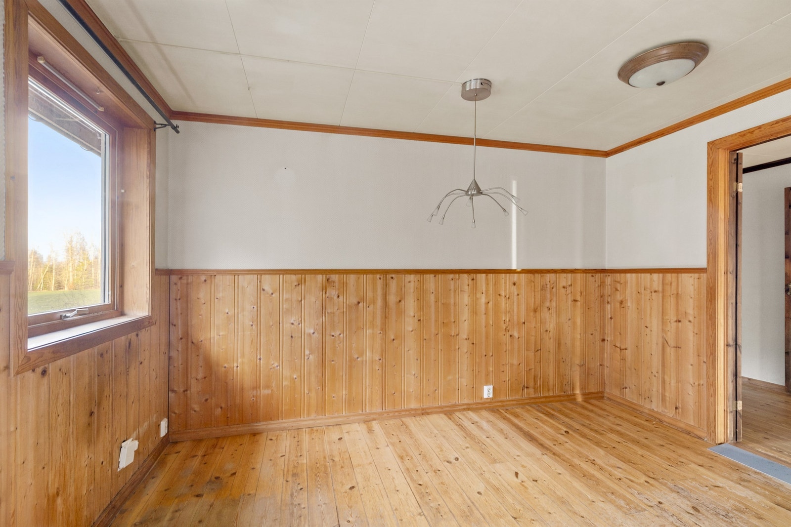 Tilhørende kjøkkenet er det også et romslig spiseområde. Galleribilde