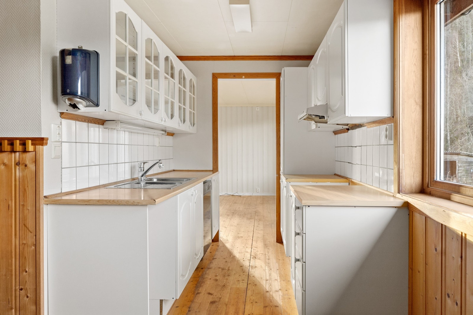 Kjøkkenet er praktisk og godt med lys fra flere steder. Galleribilde