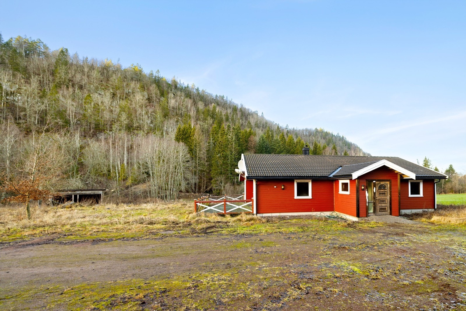 Fonsveien 180 er en boligeiendom perfekt for hobbydyrking, hestehold eller annen landbruksaktivitet. På tomten står en enebolig fra 2002, samt flere bygninger. Galleribilde