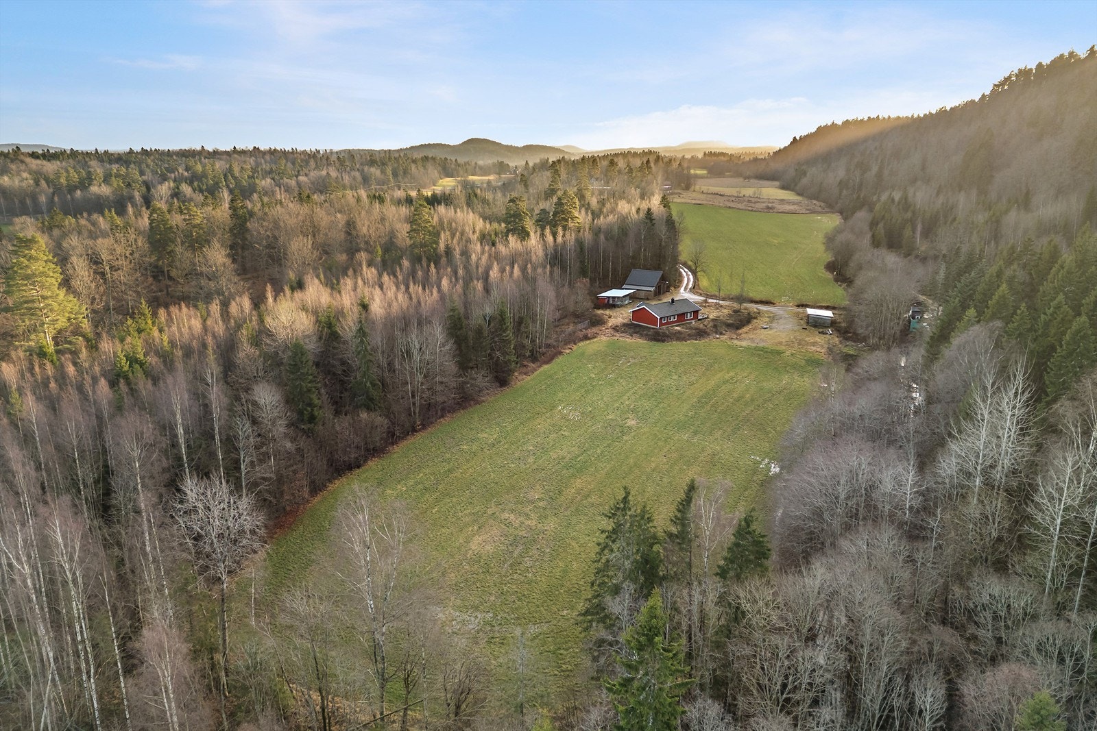 Eiendommen har eget jordet som i dag er forpaktet bort. Galleribilde