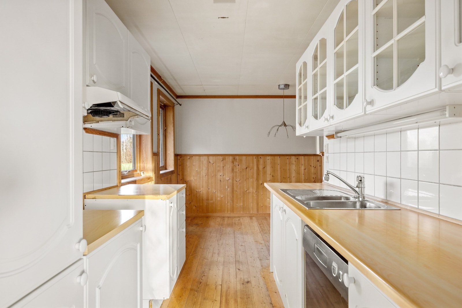 Lyst og trivelig kjøkken med god benkeplass. Galleribilde