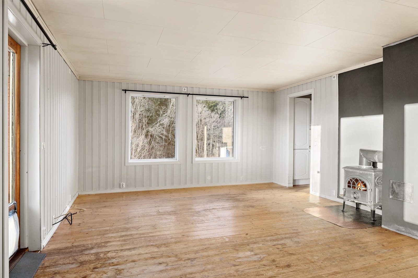 Fra stuen har du tilgang til kjøkkenet og terrassen. Galleribilde