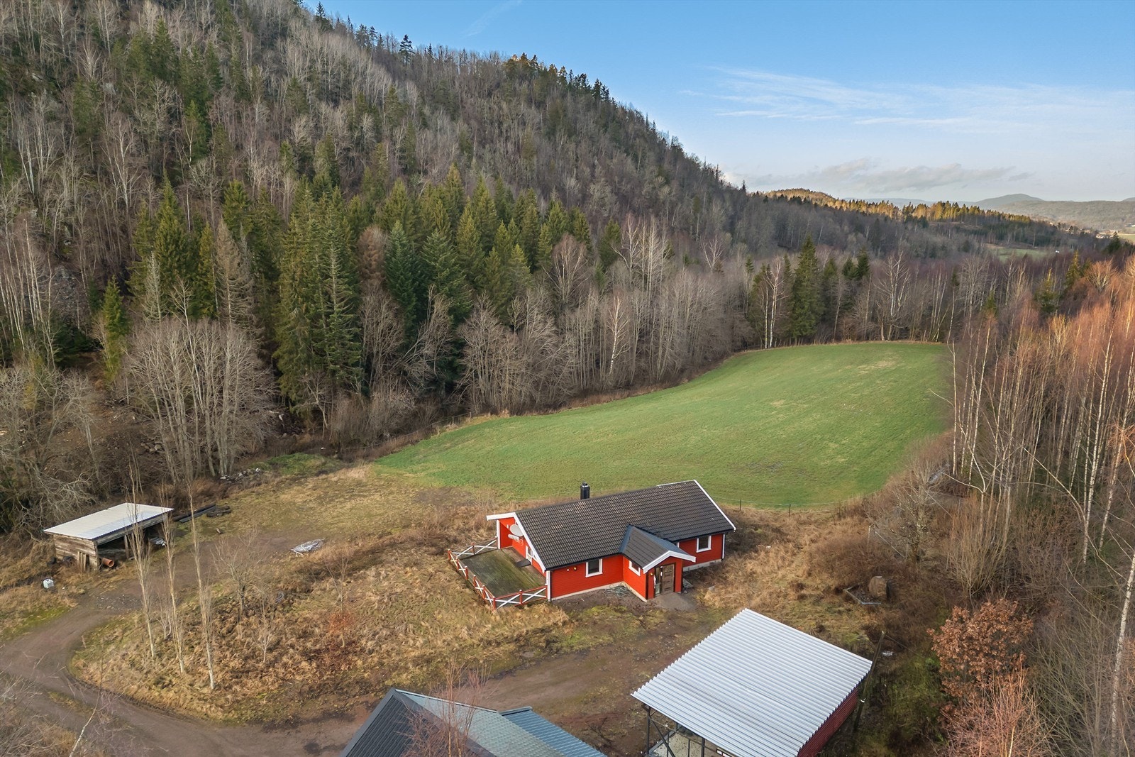 På tomten er det en bolig, driftsbygning og to usøkte bygninger. Galleribilde