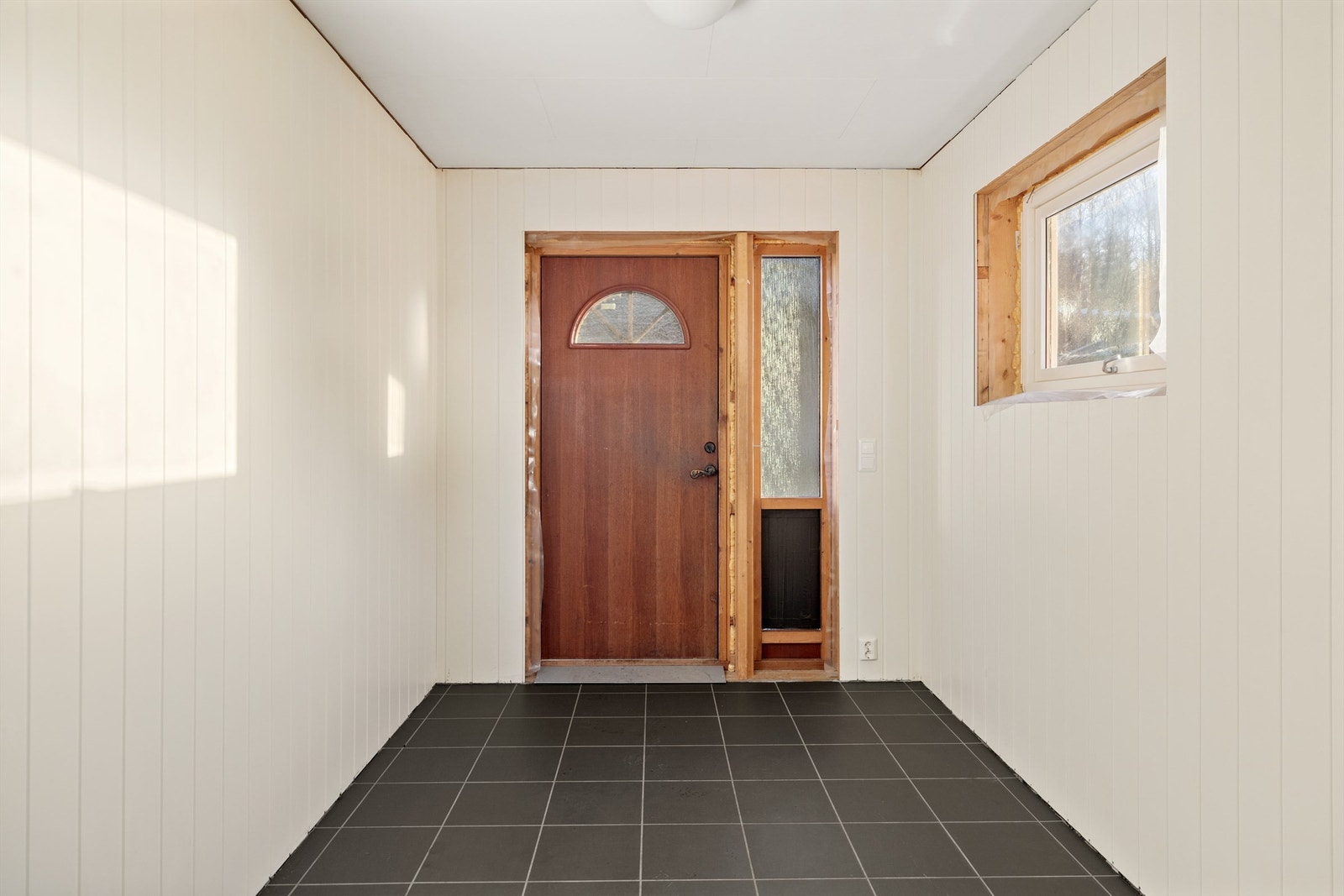 Romslig entré - entréen er større enn vist i bygningstegningene (tilbygg), og er et søknadspliktig tiltak. Galleribilde