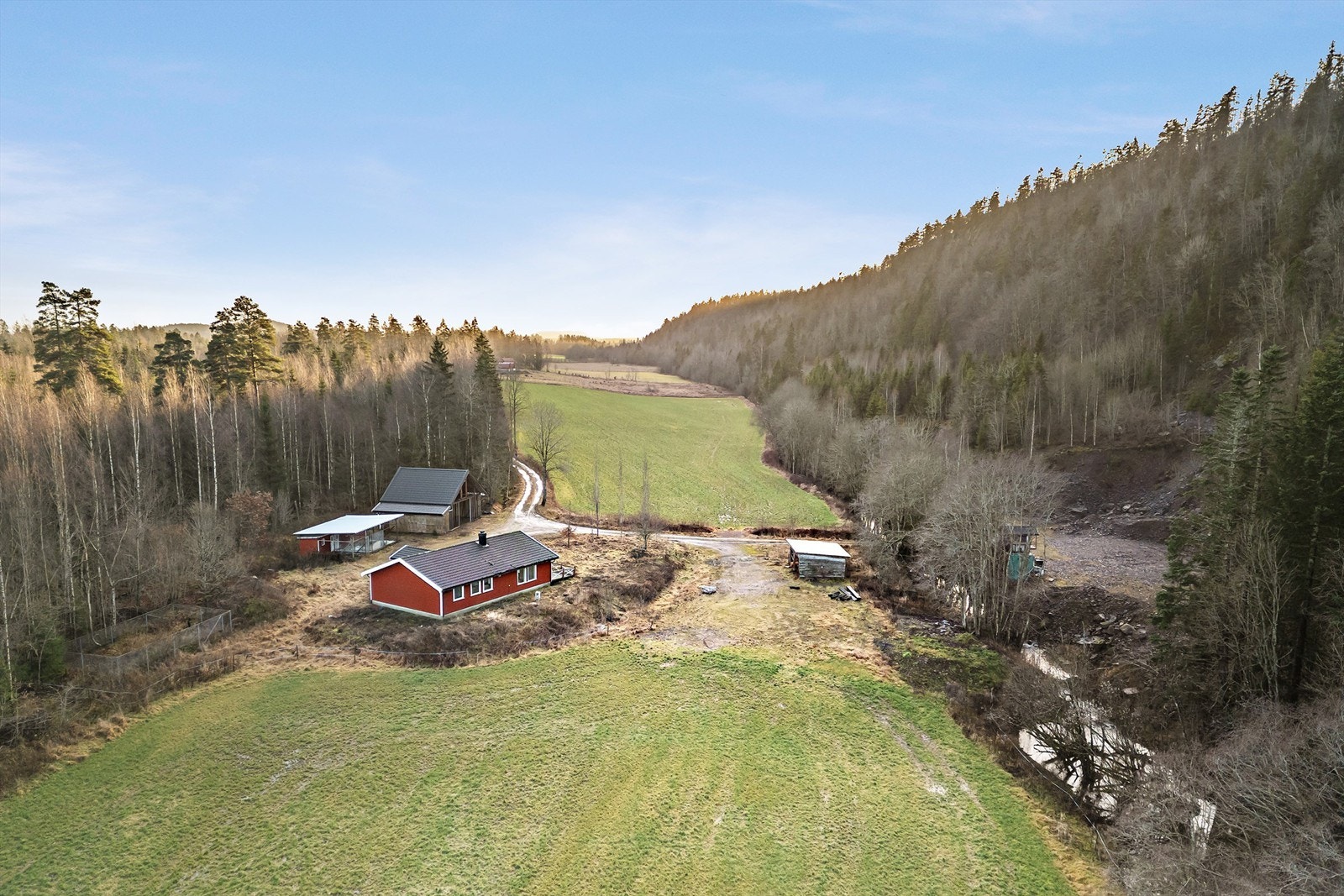 Revetal sentrum ligger ca. 5 km unna, med et godt servicetilbud.
Tønsberg sentrum er ca. 20 minutters kjøretur unna, mens Sandefjord sentrum ligger ca. 30 minutters kjøretur unna. Galleribilde