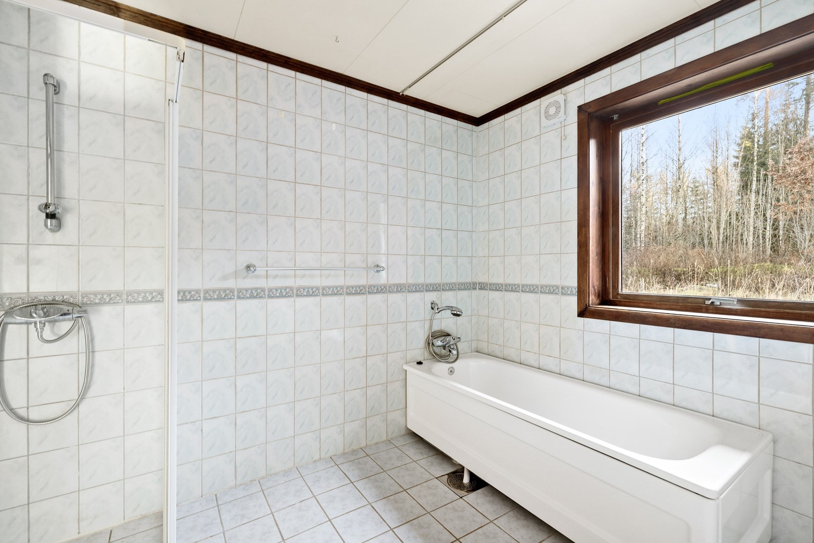 Flislagt bad med god plass. Galleribilde