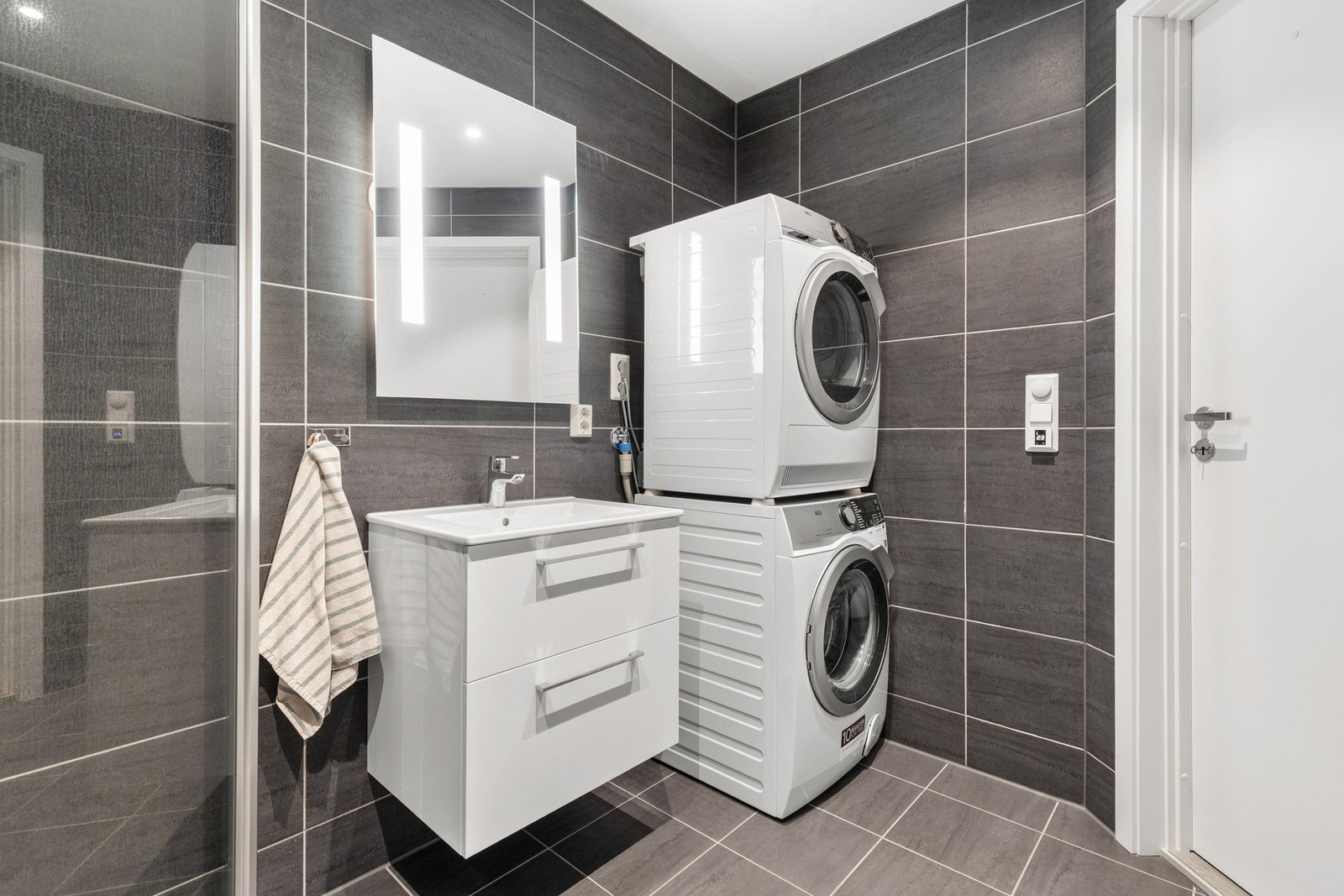 Rommet har også opplegg for vaskemaskin og balansert ventilasjon Galleribilde